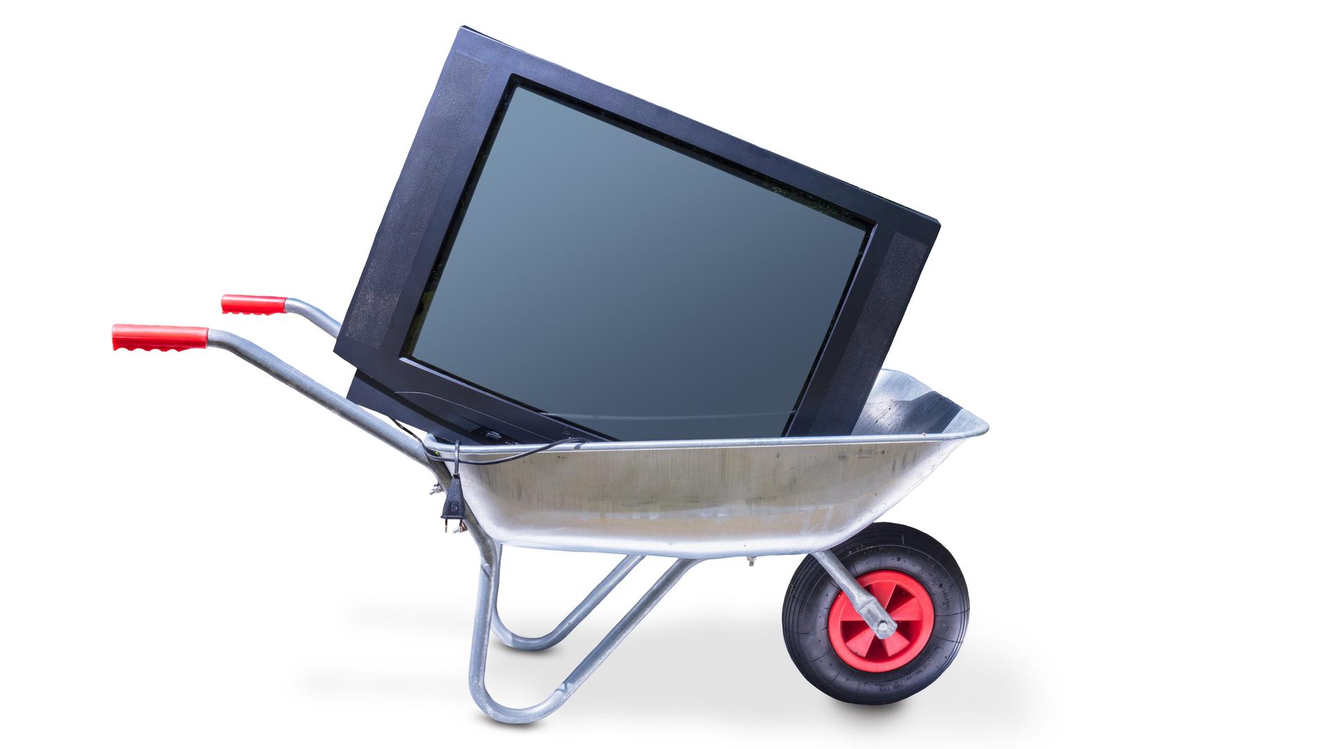 Ausgedienter Fernseher in einer Schubkarre