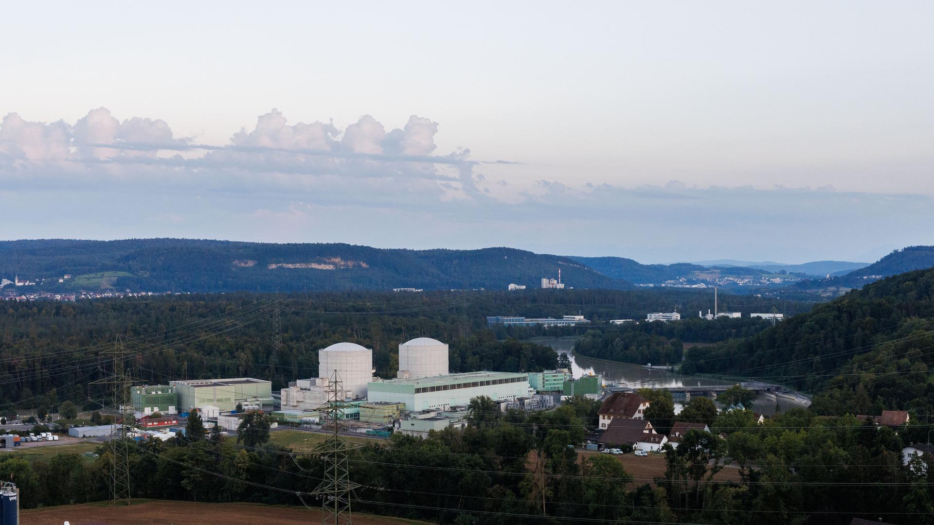 Das Atomkraftwerk Kernkraftwerk AKW KKW Beznau steht im Fluss Aare auf einer künstlichen Insel. 