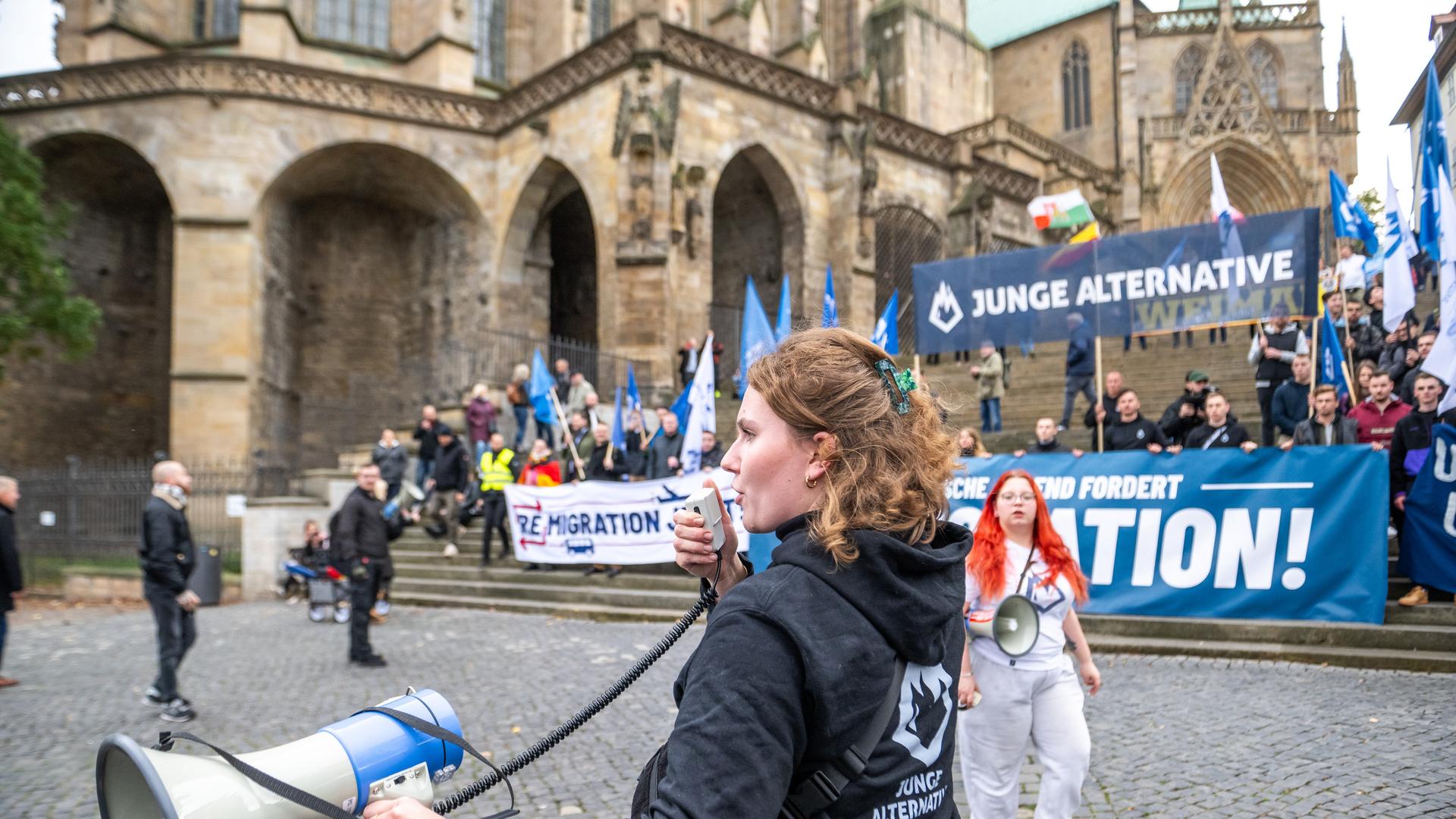 Die Junge Alternative posiert auf den Domstufen fuer ein Gruppenfoto waehrend der Demonstration der AfD unter dem Motto: Der Osten steht zusammen