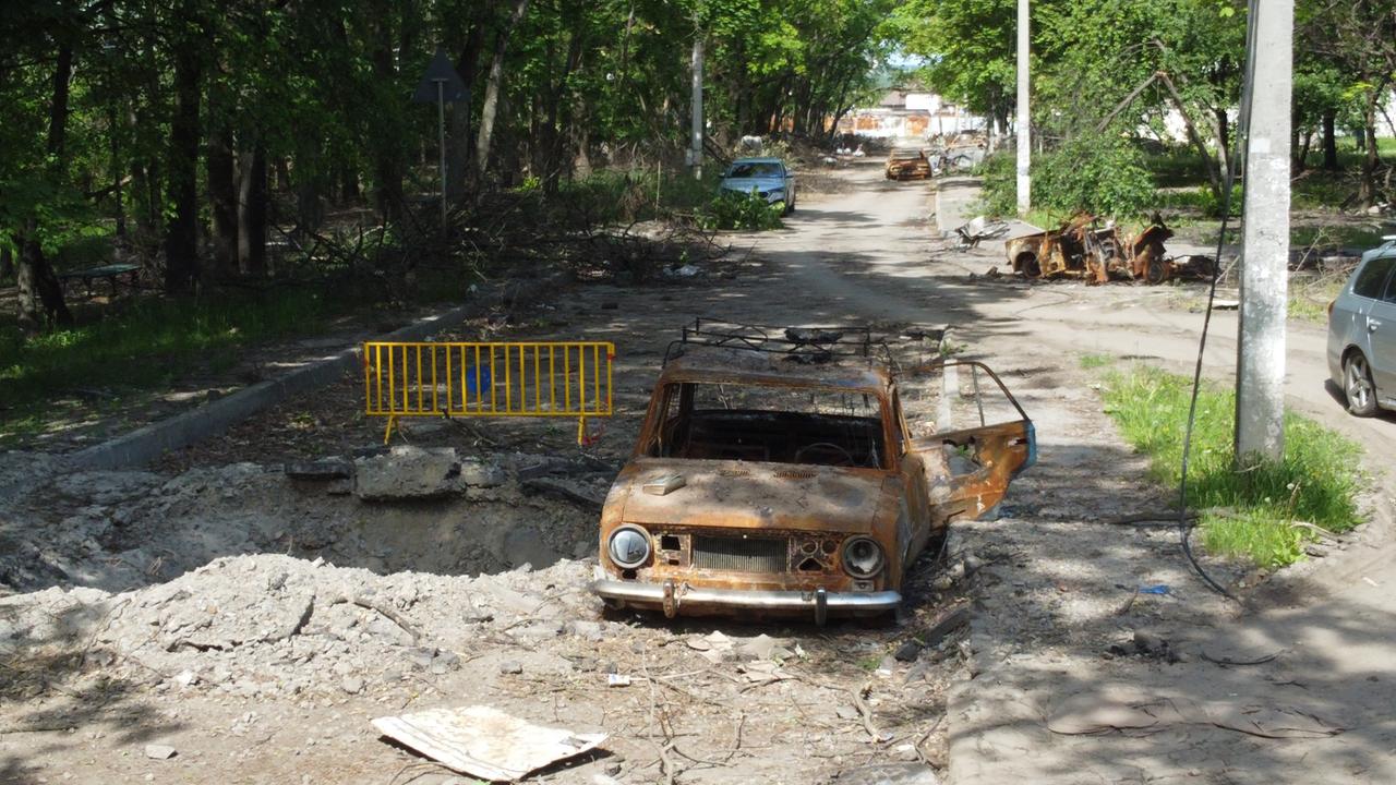 Durch russische Luftangriffe zerstörte Fahrzeuge in der nordostukrainischen Stadt Charkiw