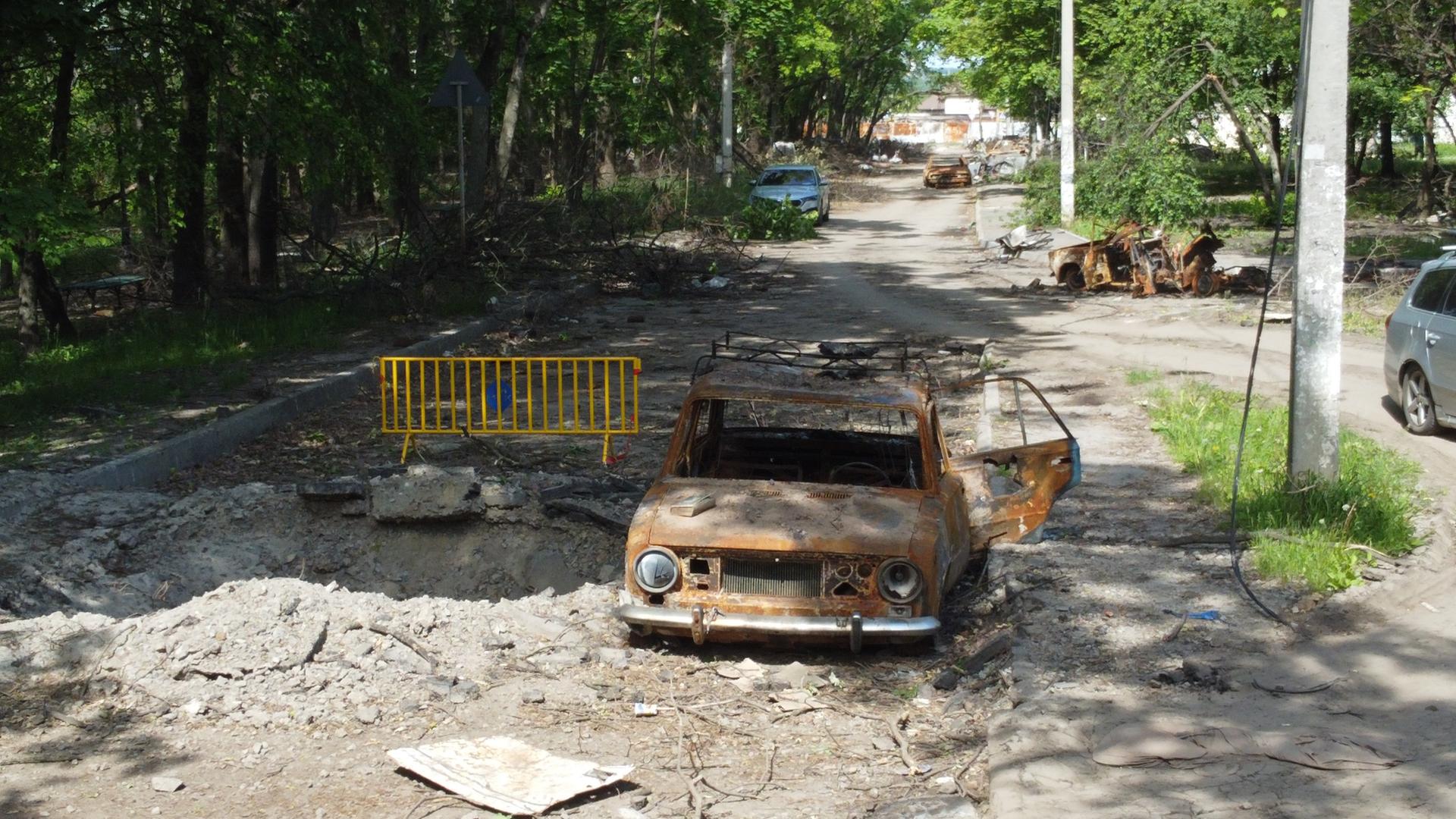 Durch russische Luftangriffe zerstörte Fahrzeuge in der nordostukrainischen Stadt Charkiw