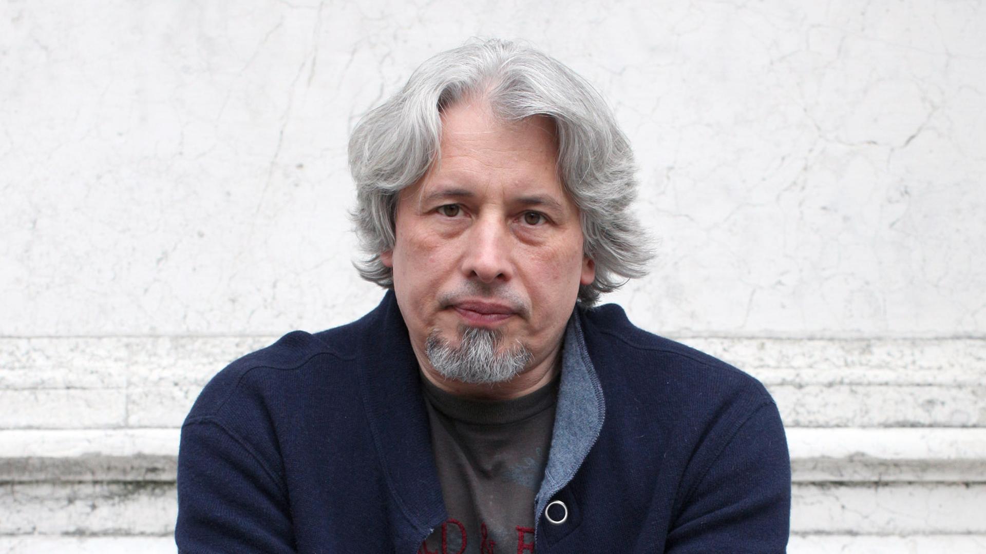 Der Moskauer Schriftsteller Vladimir Sorokin posiert für ein Porträt während des Literaturfestivals "Incroci di civilta" in Venedig am 18. April 2012 in Venedig, Italien.