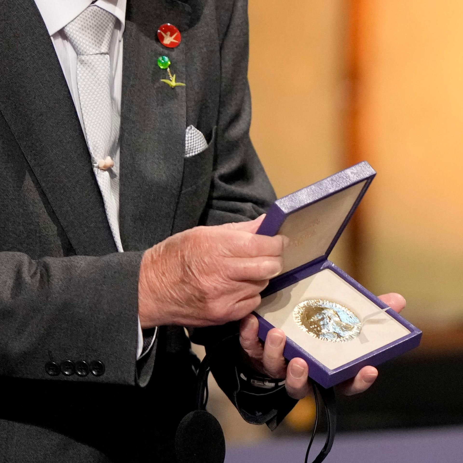 Ein Vertreter der Organisation "Nihon Hidankyo" zeigt seine Nobelpreis-Medaille. 