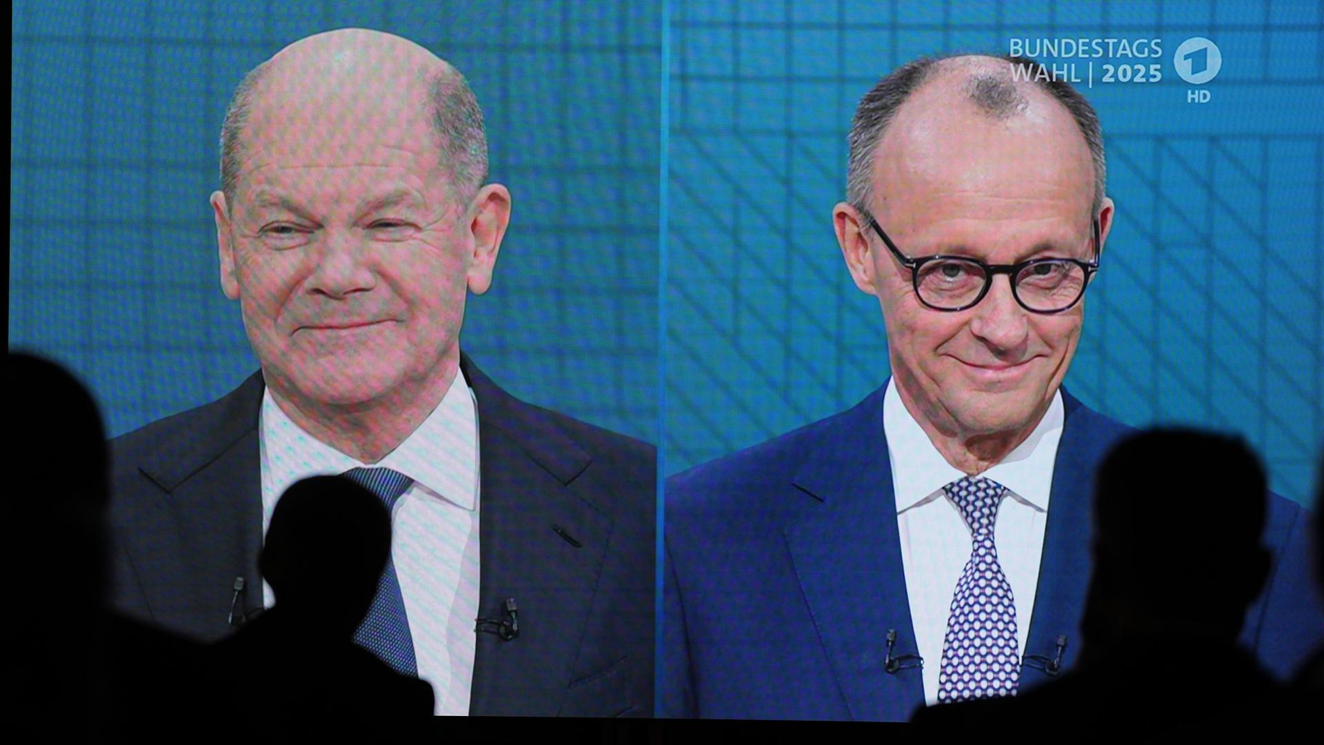 Journalisten beobachten das TV-Duell von ARD und ZDF mit Bundeskanzler Olaf Scholz (SPD, l) und Friedrich Merz, Unions-Kanzlerkandidat und CDU-Bundesvorsitzender, am Studio Berlin-Adlershof.