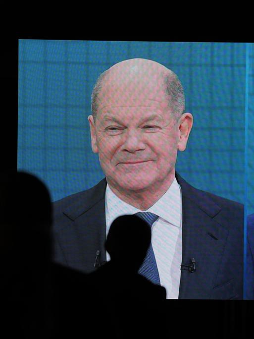 Journalisten beobachten das TV-Duell von ARD und ZDF mit Bundeskanzler Olaf Scholz (SPD, l) und Friedrich Merz, Unions-Kanzlerkandidat und CDU-Bundesvorsitzender, am Studio Berlin-Adlershof.