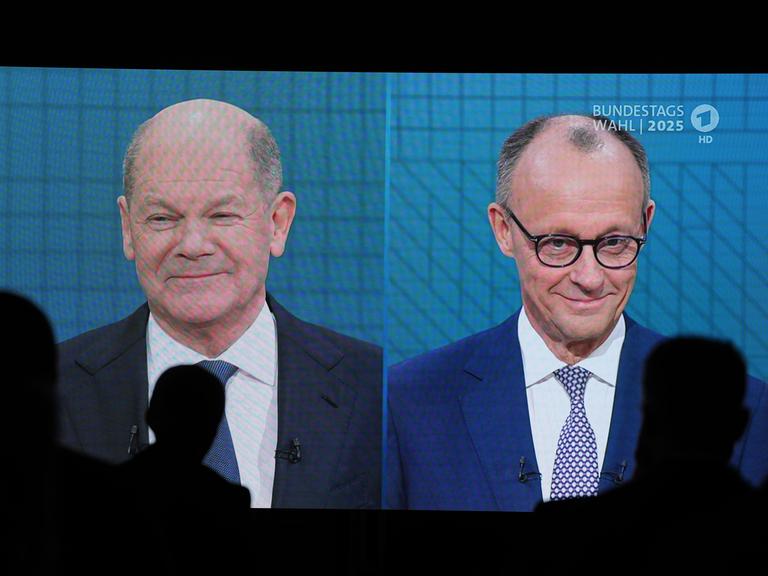 Journalisten beobachten das TV-Duell von ARD und ZDF mit Bundeskanzler Olaf Scholz (SPD, l) und Friedrich Merz, Unions-Kanzlerkandidat und CDU-Bundesvorsitzender, am Studio Berlin-Adlershof.