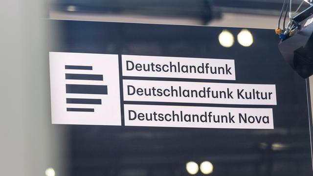 Deutschlandradio Messestand und Deutschlandfunk Deutschlandfunk Kultur Bühne  auf der Frankfurter Buchmesse 2023.