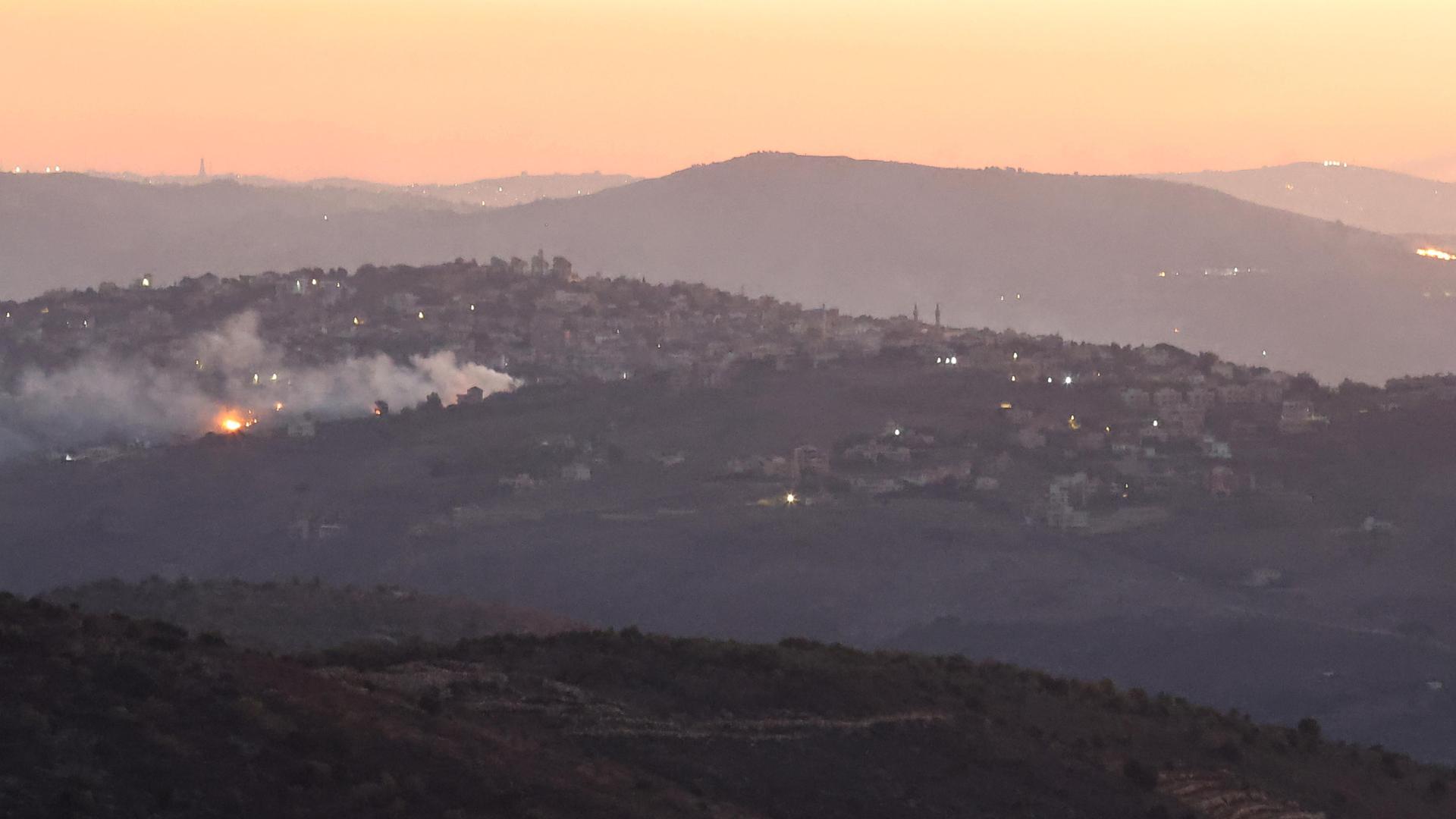 Rauch steigt in der Ferne nach einem israelischen Angriff auf ein Ziel im Libanon auf.