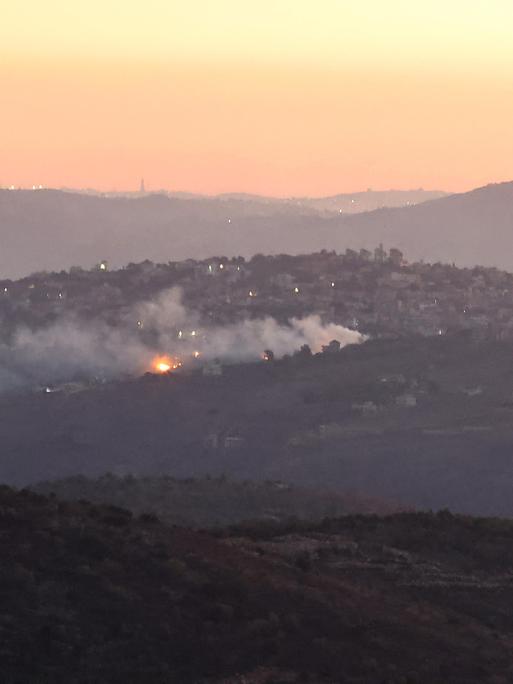 Rauch steigt in der Ferne nach einem israelischen Angriff auf ein Ziel im Libanon auf.