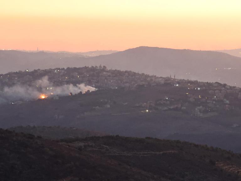 Rauch steigt in der Ferne nach einem israelischen Angriff auf ein Ziel im Libanon auf.