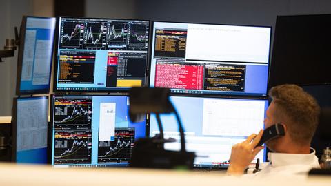 Frankfurt/Main: Händler verfolgen an der Börse in Frankfurt auf ihren Monitoren die Kursentwicklung.