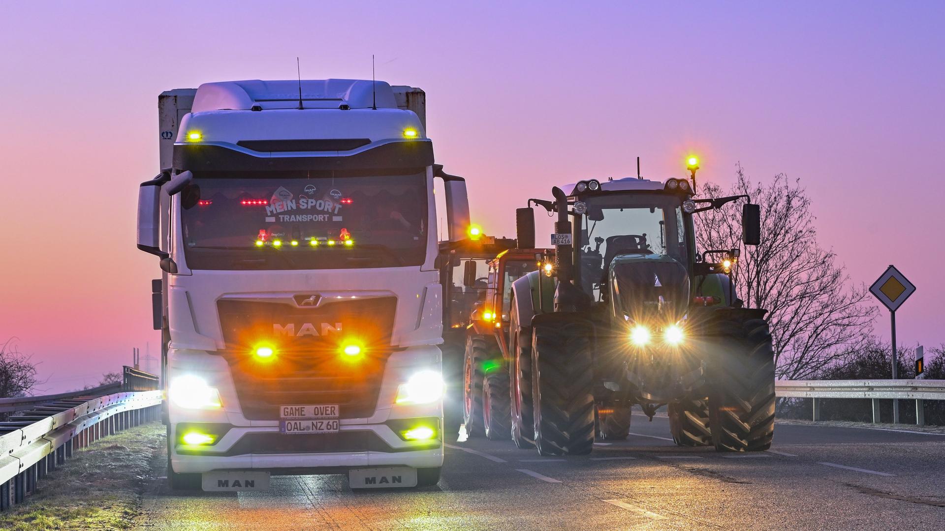 Brandenburg, Jacobsdorf: Landwirte blockieren am frühen Morgen mit ihren Fahrzeugen die Auffahrt auf die Autobahn A12 in Richtung Berlin. Brandenburg, Jacobsdorf: Landwirte blockieren am frühen Morgen mit ihren Fahrzeugen die Auffahrt auf die Autobahn A12 in Richtung Berlin.