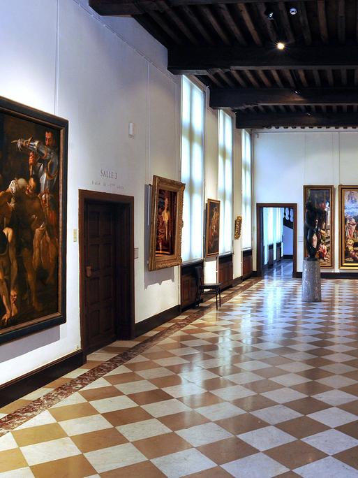 Innenansicht eines der Ausstellungsräume im Musée de la Chartreuse in Douai, Frankreich