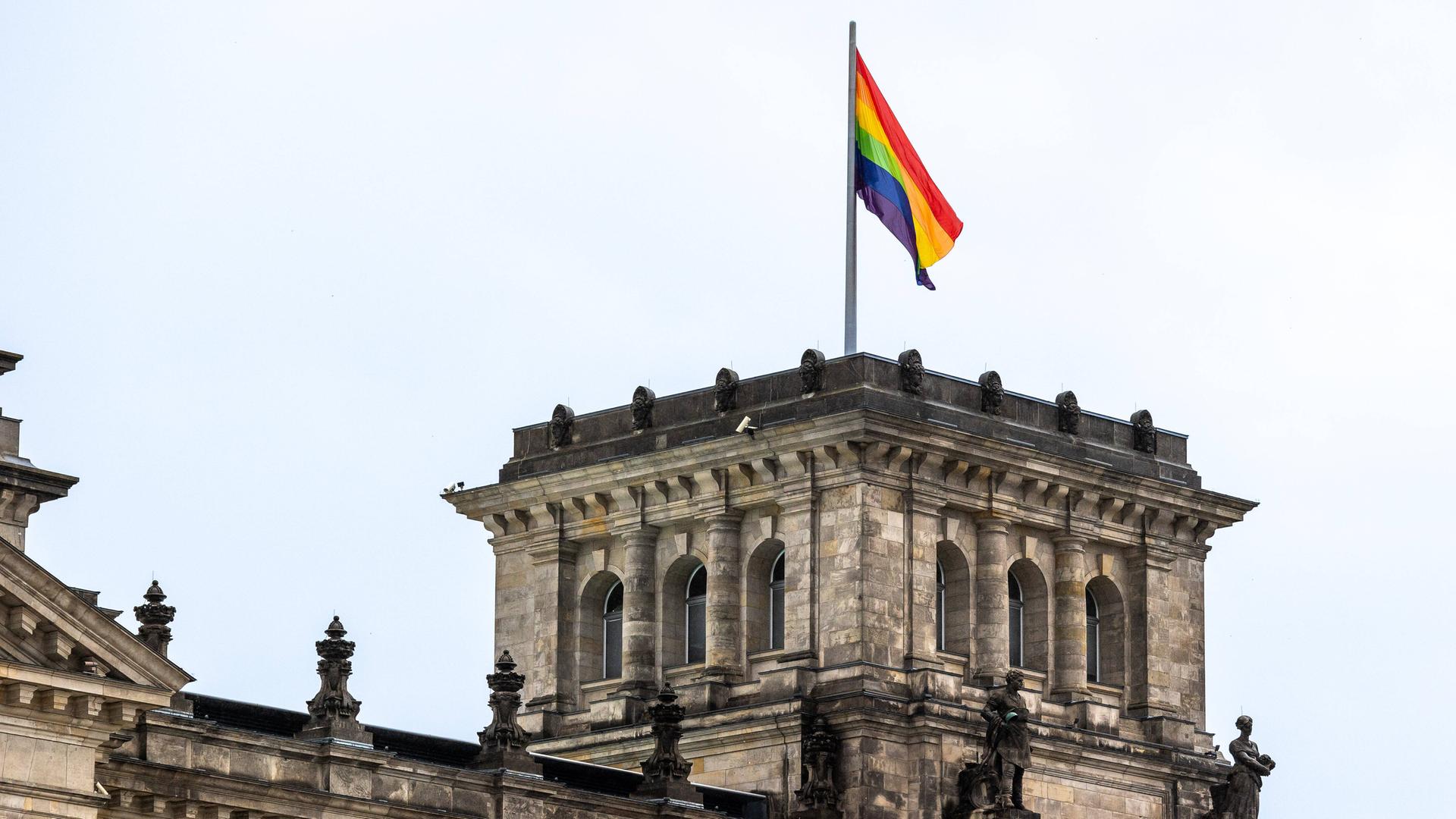 Die Regenbogenflagge weht über dem Bundestag. Die Regenbogenflagge weht über dem Bundestag.
