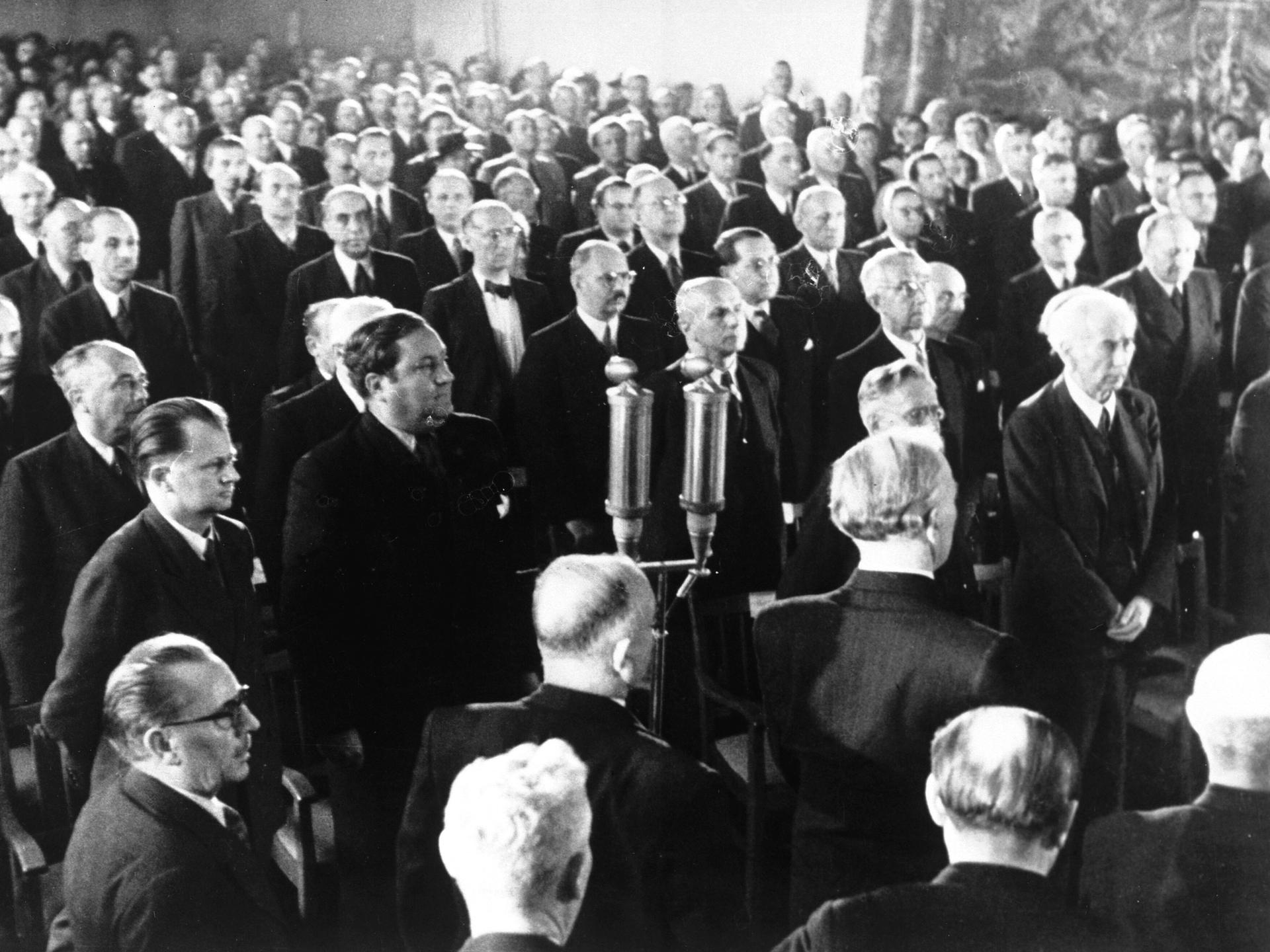 Verkündung des Grundgesetzes 1949. Gründung der Bundesrepublik Deutschland: 23. Mai 1949: Das Grundgesetz wird in der Schlusssitzung des Parlamentarischen Rates offiziell verkündet. 