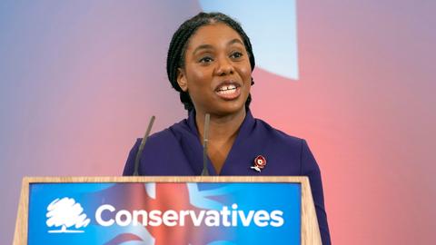 Die neue Vorsitzende der britischen Konservativen,  Kemi Badenoch, spricht nach ihrer Wahl zu Parteimitgliedern 