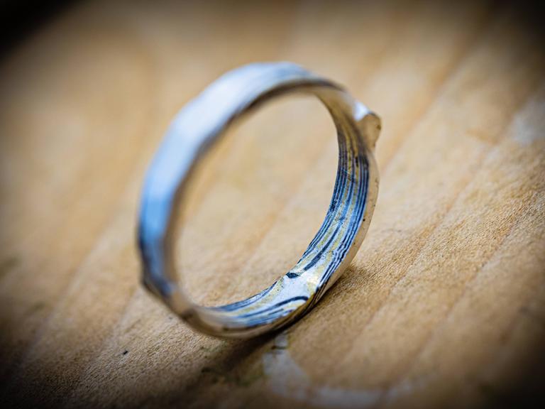 Ein geschmiedeter Ring liegt auf einem Tisch.
