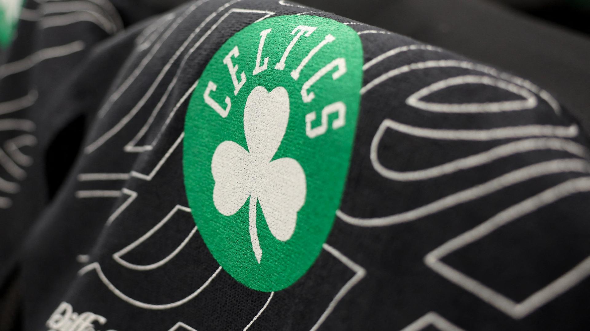 Das Logo des Basketball-Proficlubs Boston Celtics auf einem Handtuch