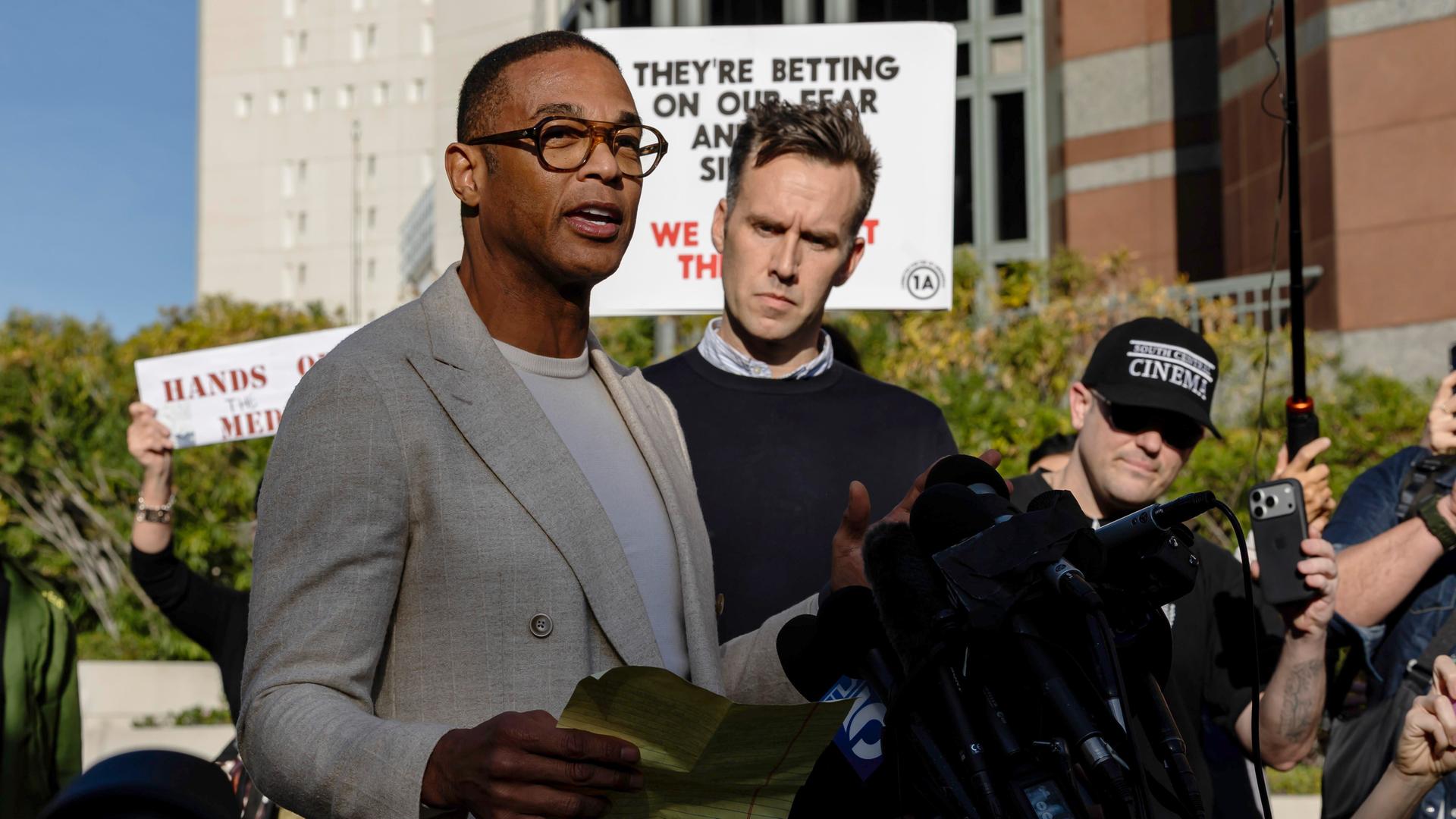 Der US-Journalist Don Lemon steht nach seiner Freilassung in Los Angeles vor der versammelten Presse