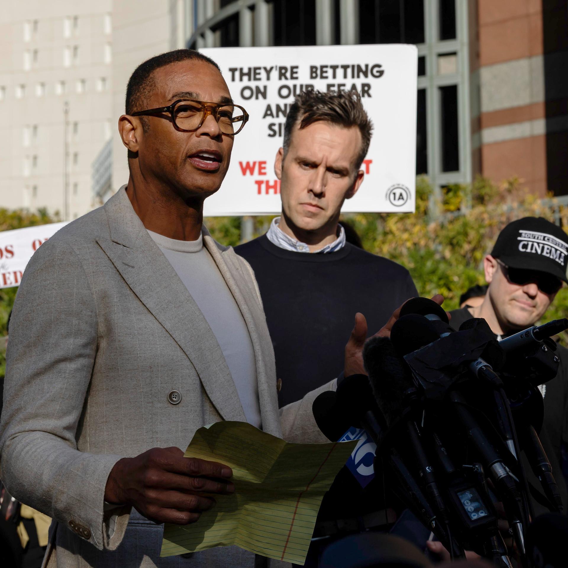 Der US-Journalist Don Lemon steht nach seiner Freilassung in Los Angeles vor der versammelten Presse