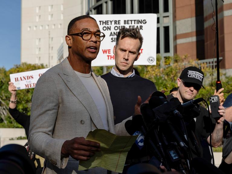 Der US-Journalist Don Lemon steht nach seiner Freilassung in Los Angeles vor der versammelten Presse