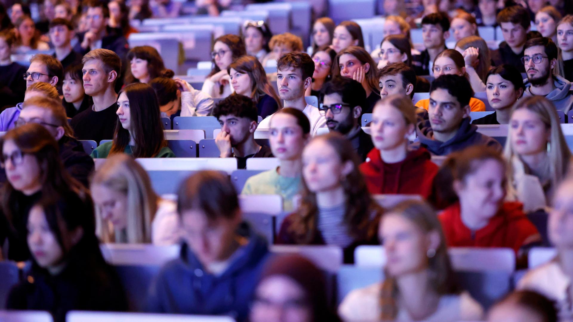 In einem großen Hörsaal sind die meisten Plätze von Studierenden belegt. Dort findet die Erstsemsterbegrüßung statt. In einem großen Hörsaal sind die meisten Plätze von Studierenden belegt. Dort findet die Erstsemsterbegrüßung statt.