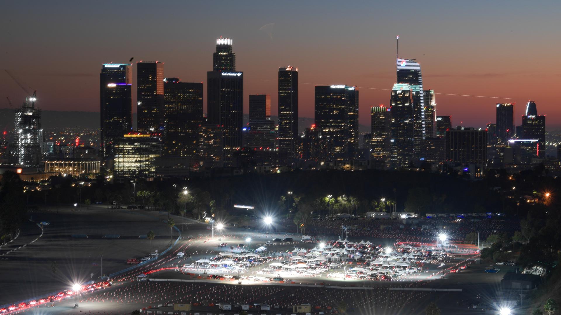 Autofahrer bilden eine Schlange vor einem Impfzentrum unter freiem Himmel im nächtlichen Los Angeles.