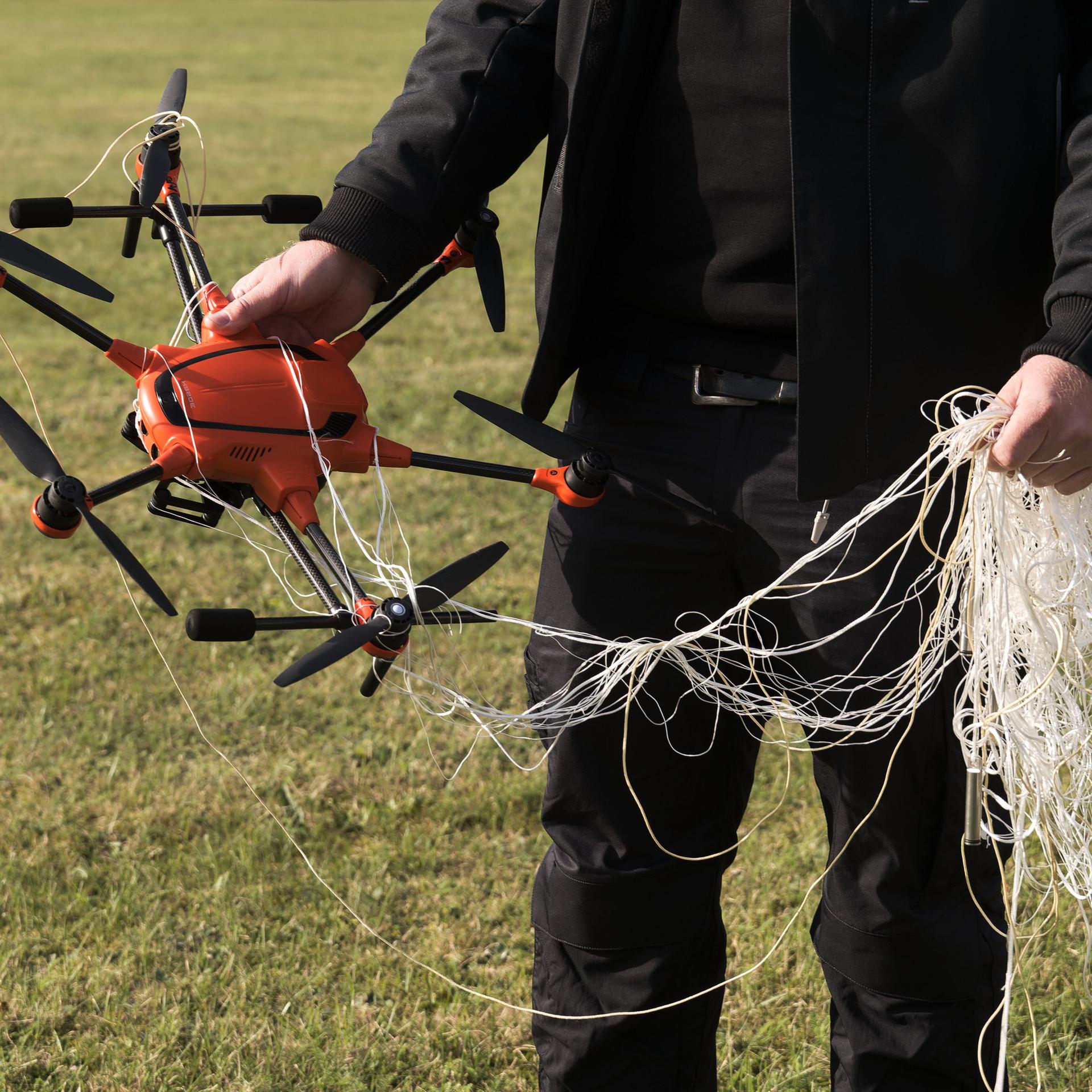 Die Abfangdrohne A1-Falke der Bundeswehr arbeitet mit einem Netz, um eindringende Drohnen unschädlich zu machen.