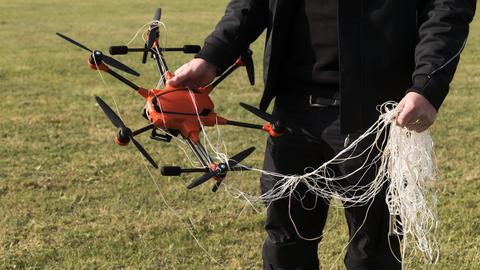 Die Abfangdrohne A1-Falke der Bundeswehr arbeitet mit einem Netz, um eindringende Drohnen unschädlich zu machen.