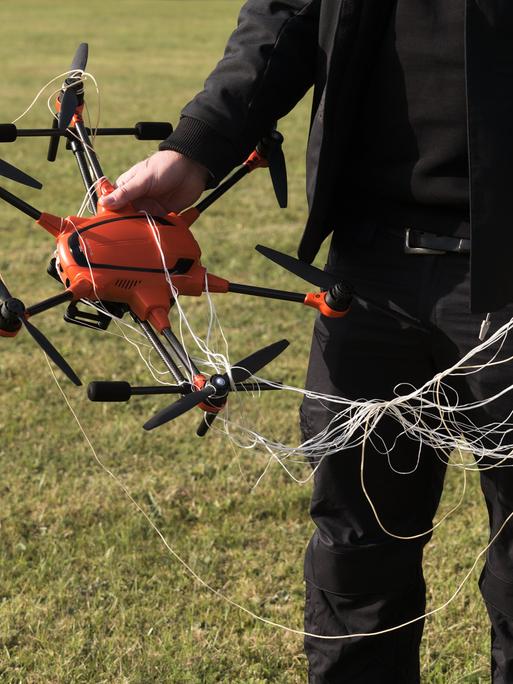 Die Abfangdrohne A1-Falke der Bundeswehr arbeitet mit einem Netz, um eindringende Drohnen unschädlich zu machen.