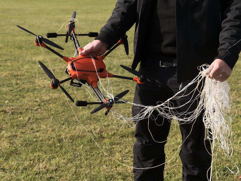 Die Abfangdrohne A1-Falke der Bundeswehr arbeitet mit einem Netz, um eindringende Drohnen unschädlich zu machen. Die Abfangdrohne A1-Falke der Bundeswehr arbeitet mit einem Netz, um eindringende Drohnen unschädlich zu machen.