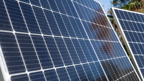 Nahaufnahme eines Solarmoduls, das Teil eines sogenannten Balkonkraftwerks ist. 