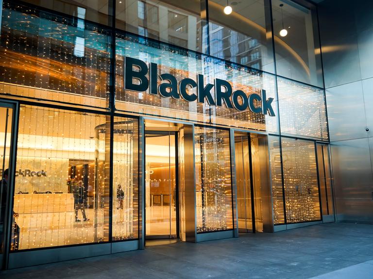 Der Eingang zur US-Gesellschaft BlackRock in New York
