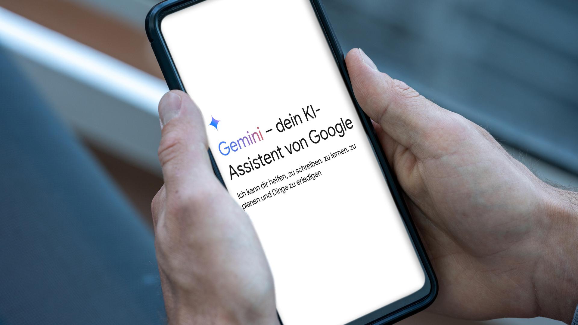 Fotomontage: Der KI-Assistent Gemini von Google auf dem Smartphone 