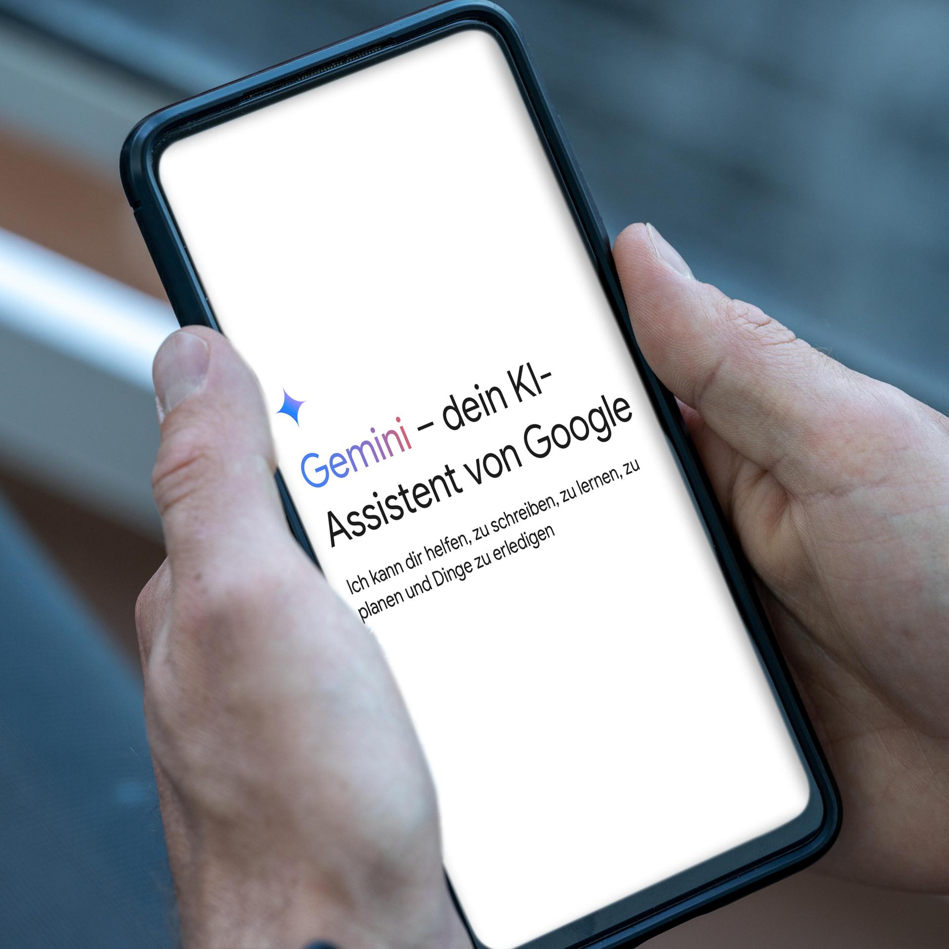 Fotomontage: Der KI-Assistent Gemini von Google auf dem Smartphone 