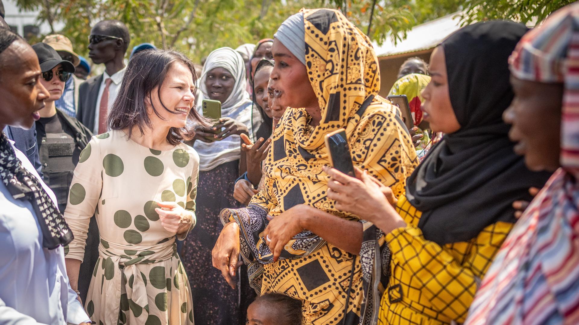 Außenministerin Baerbock spricht beim Besuch der Flüchtlingssiedlung Gorom mit geflüchteten Frauen.