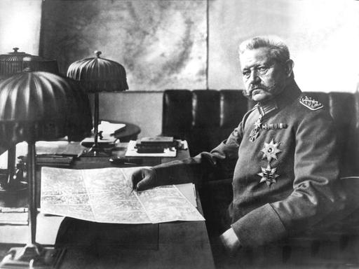 Generalfeldmarschall Paul von Hindenburg 1917 im Hauptquartier des Westens in Bad Kreuznach