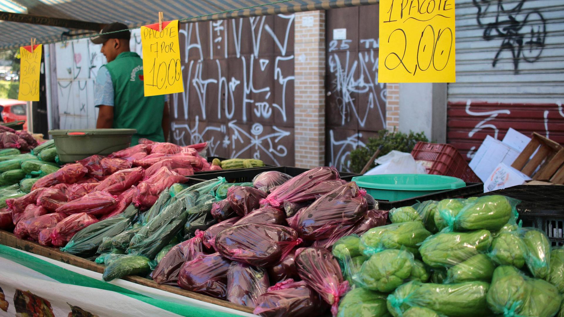Verschiedene Gemüsesorten liegen auf Verkaufstischen auf einem Markt in Sao Paulo, Brasilien. 