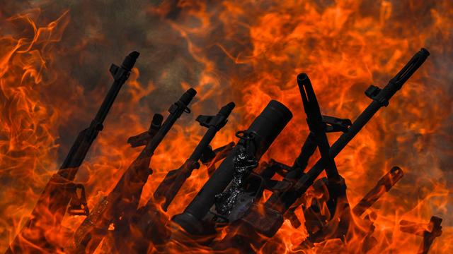 Waffen verbrennen in einem Feuer. 