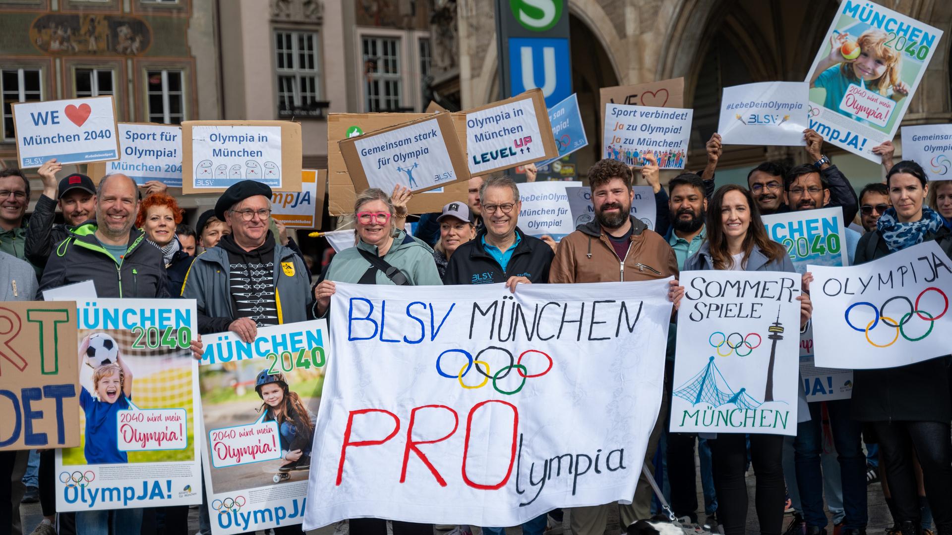 Demonstration auf dem Marienplatz für die geplante Olympia-Bewerbung Münchens teil. Auf einem Banner steht: "BLSV München - PROlympia". Veranstaltet wurde dies vom Bayerischen Landessportverband und der Allianz München.
