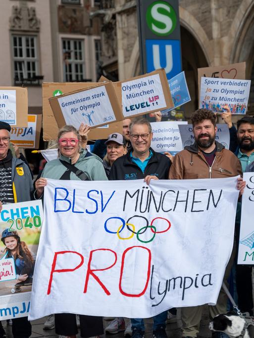 Demonstration auf dem Marienplatz für die geplante Olympia-Bewerbung Münchens teil. Auf einem Banner steht: "BLSV München - PROlympia". Veranstaltet wurde dies vom Bayerischen Landessportverband und der Allianz München.