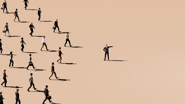 Illustration eines Unternehmensleiters, der in eine Richtung zeigt, während eine große Gruppe von Geschäftsleuten zielstrebig hinter ihm hergeht, vor einem hellbraunen Hintergrund. 