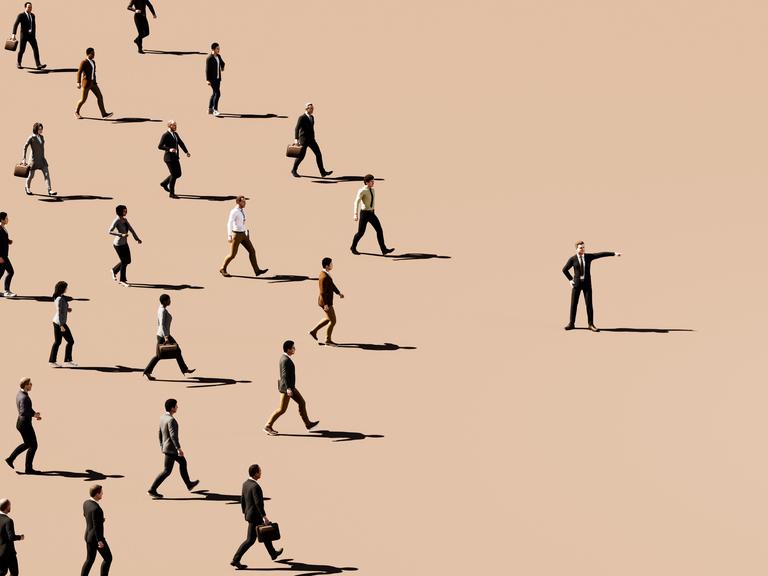 Illustration eines Unternehmensleiters, der in eine Richtung zeigt, während eine große Gruppe von Geschäftsleuten zielstrebig hinter ihm hergeht, vor einem hellbraunen Hintergrund. 