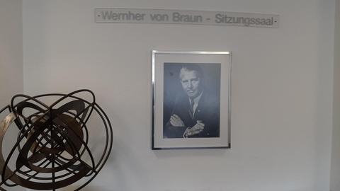 Sicher nicht traditionsstiftend für die Raumfahrt: Dennoch wird Wernher von Braun im Deutschen Zentrum für Luft- und Raumfahrt in Bonn geehrt.