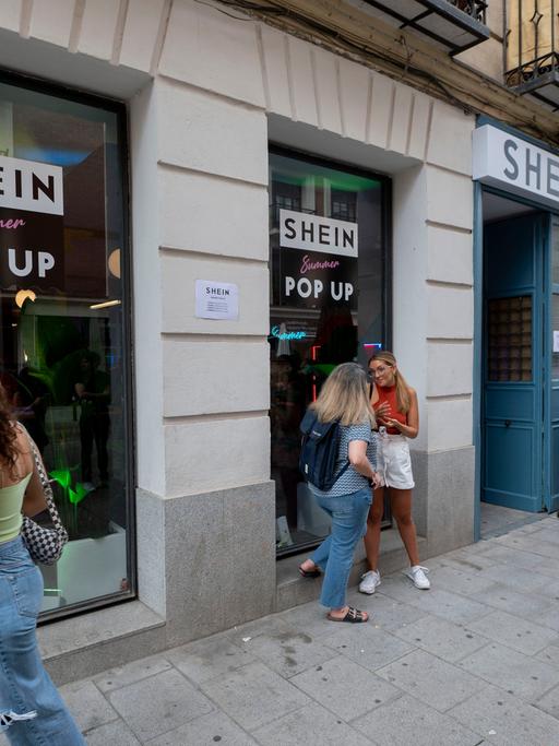 Die farbige Fotografie zeigt ein Ladengeschäft des chinesischen Bekleidungsunternehmens Shein in Madrid.  