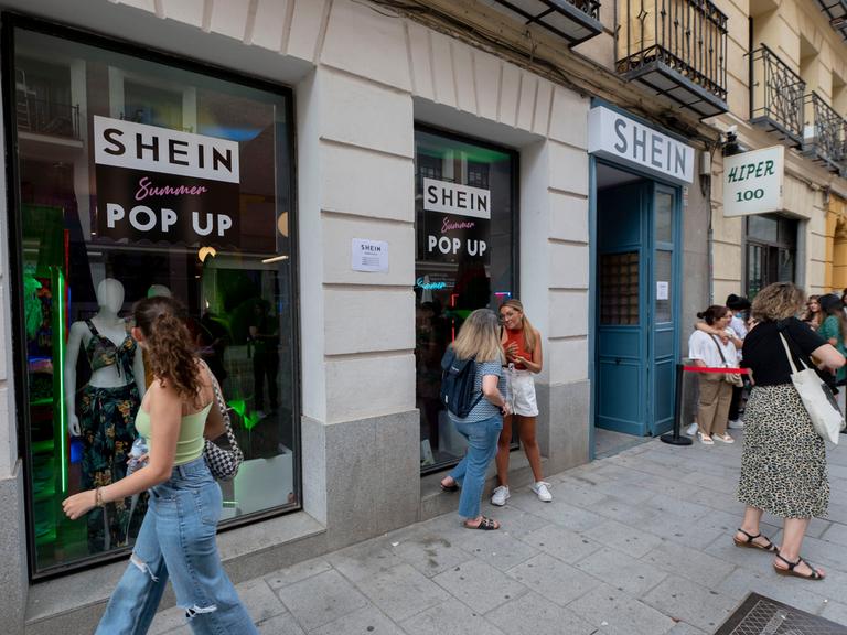 Die farbige Fotografie zeigt ein Ladengeschäft des chinesischen Bekleidungsunternehmens Shein in Madrid.  