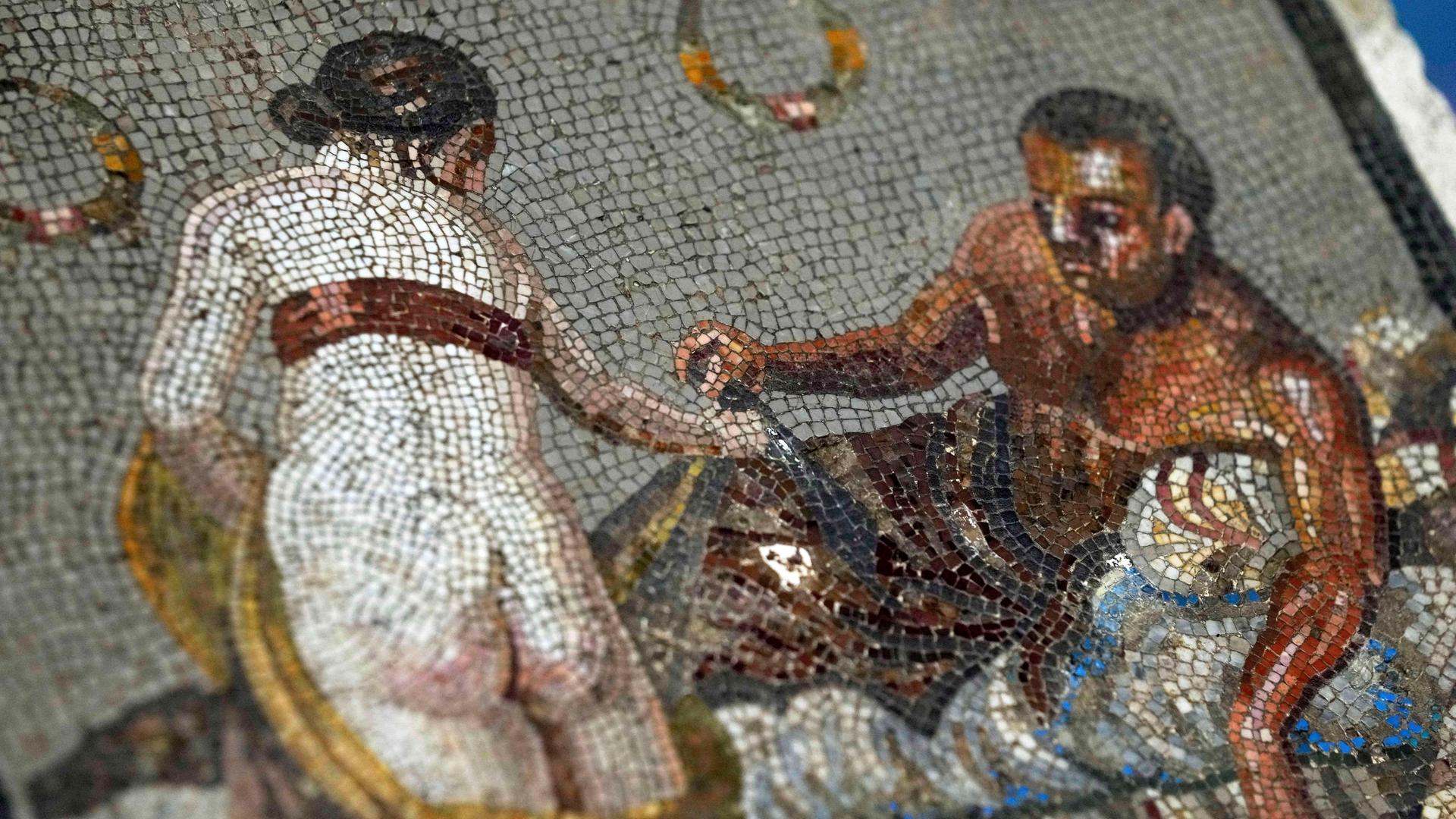 Ein römisches Mosaik, das ein Liebespaar darstellt und aus Deutschland zurückgebracht wurde, wird Journalisten im Auditorium des archäologischen Parks von Pompeji gezeigt. Ein römisches Mosaik, das ein Liebespaar darstellt und aus Deutschland zurückgebracht wurde, wird Journalisten im Auditorium des archäologischen Parks von Pompeji gezeigt.
