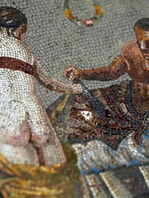 Ein römisches Mosaik, das ein Liebespaar darstellt und aus Deutschland zurückgebracht wurde, wird Journalisten im Auditorium des archäologischen Parks von Pompeji gezeigt.