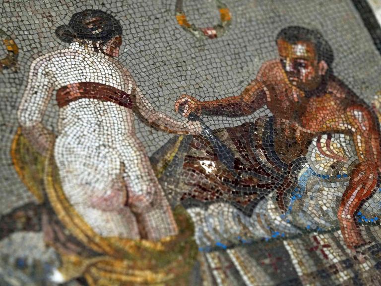 Ein römisches Mosaik, das ein Liebespaar darstellt und aus Deutschland zurückgebracht wurde, wird Journalisten im Auditorium des archäologischen Parks von Pompeji gezeigt.