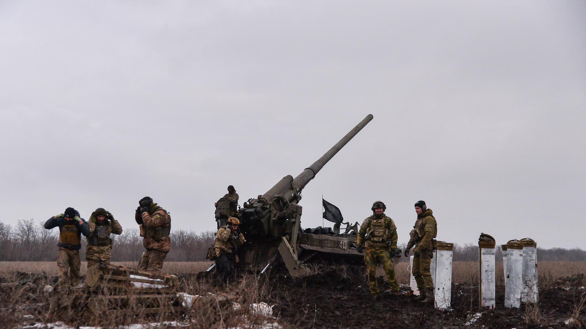5. Februar 2023: Ukrainische Soldaten bereiten ein Artilleriesystem in der Region um Bachmut vor, um es auf russische Stellungen abzuschießen